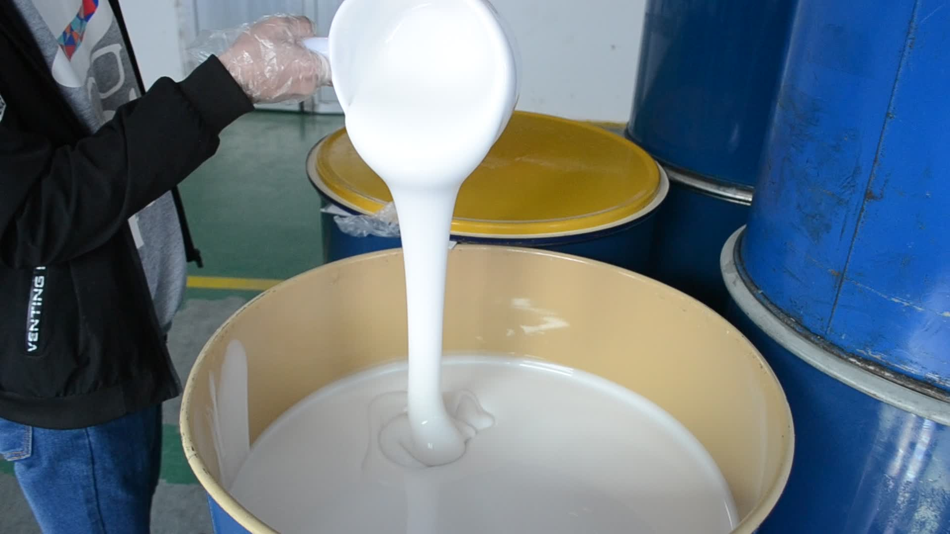 選購模具硅膠如何適應(yīng)小批量與大批量生產(chǎn)的靈活需求？